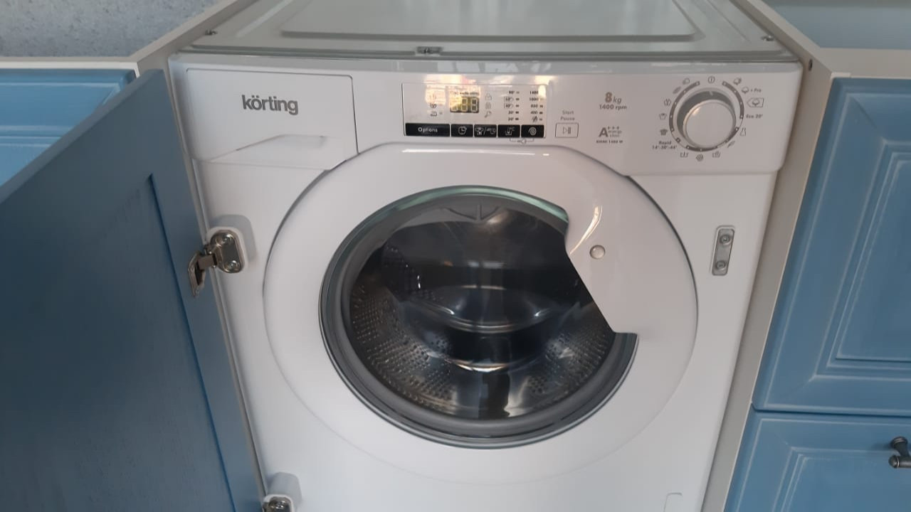 Обложка проекта: Кухня из массива с каменной столешницей, голубая