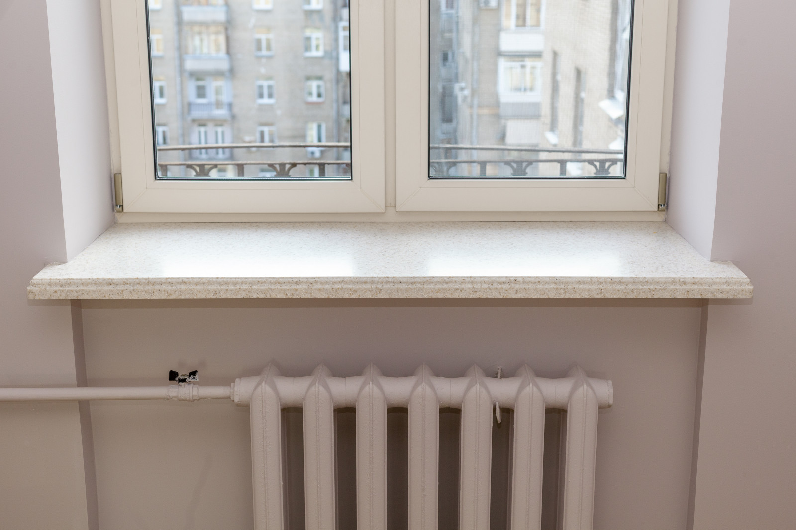 Окна из лиственницы, подоконники и столешница из искусственного камня