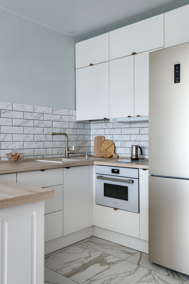 Белая П-образная кухня