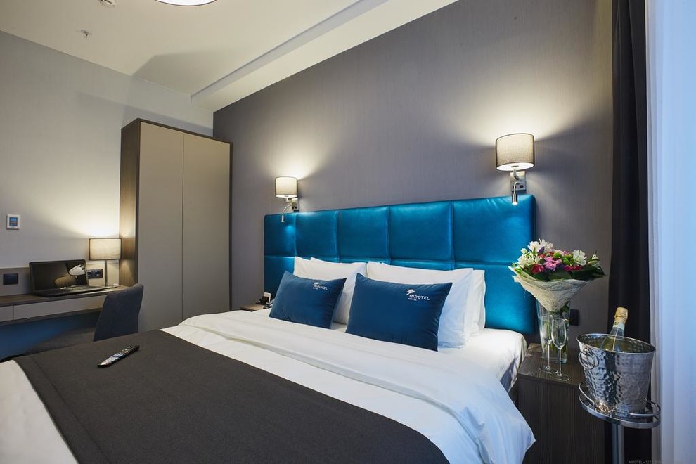 Освещение номера в гостинице Mirotel