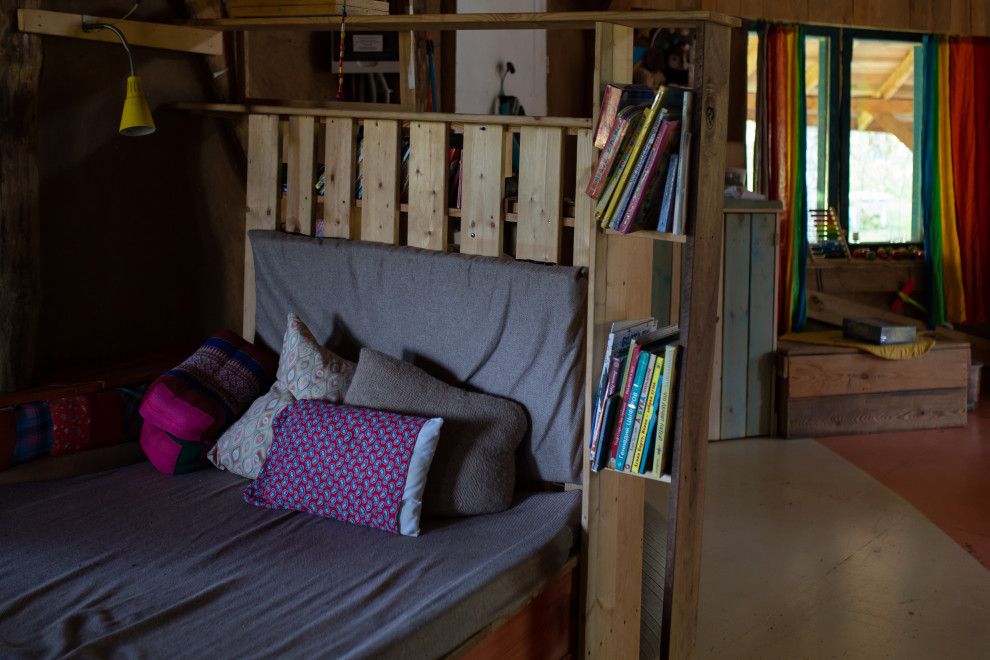 В гостях: Соломенный дом с русской печью