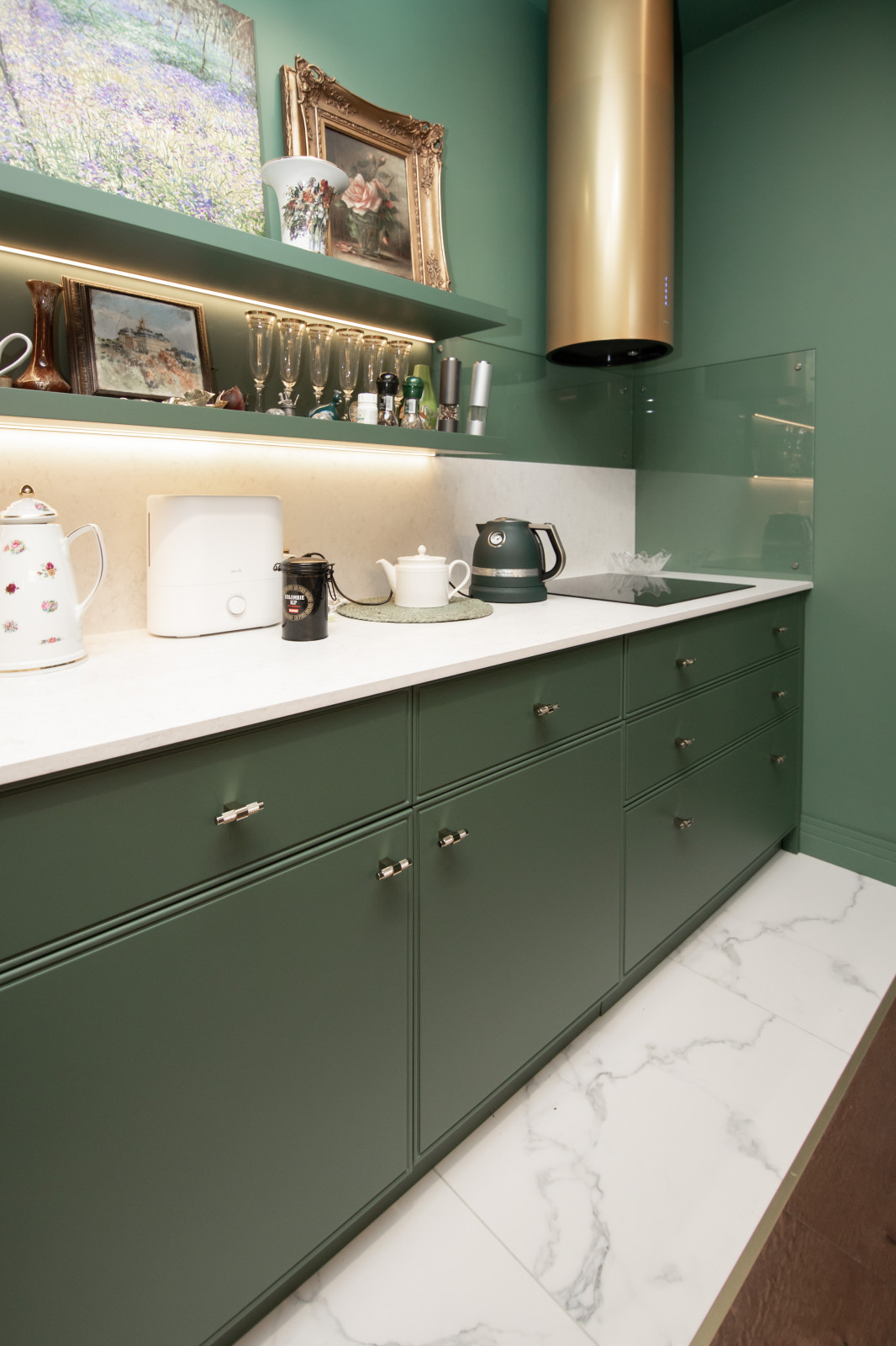 Стильная неоклассическая кухня в темно-изумрудном цвете