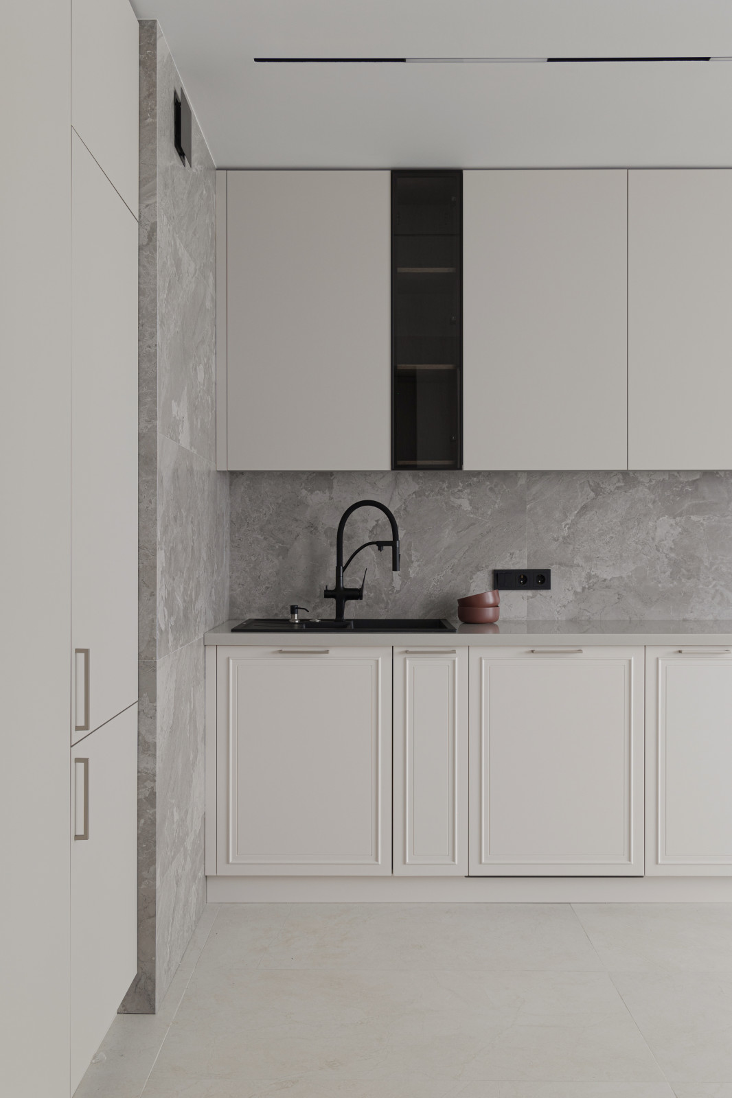 белая кухня с верхними ящиками