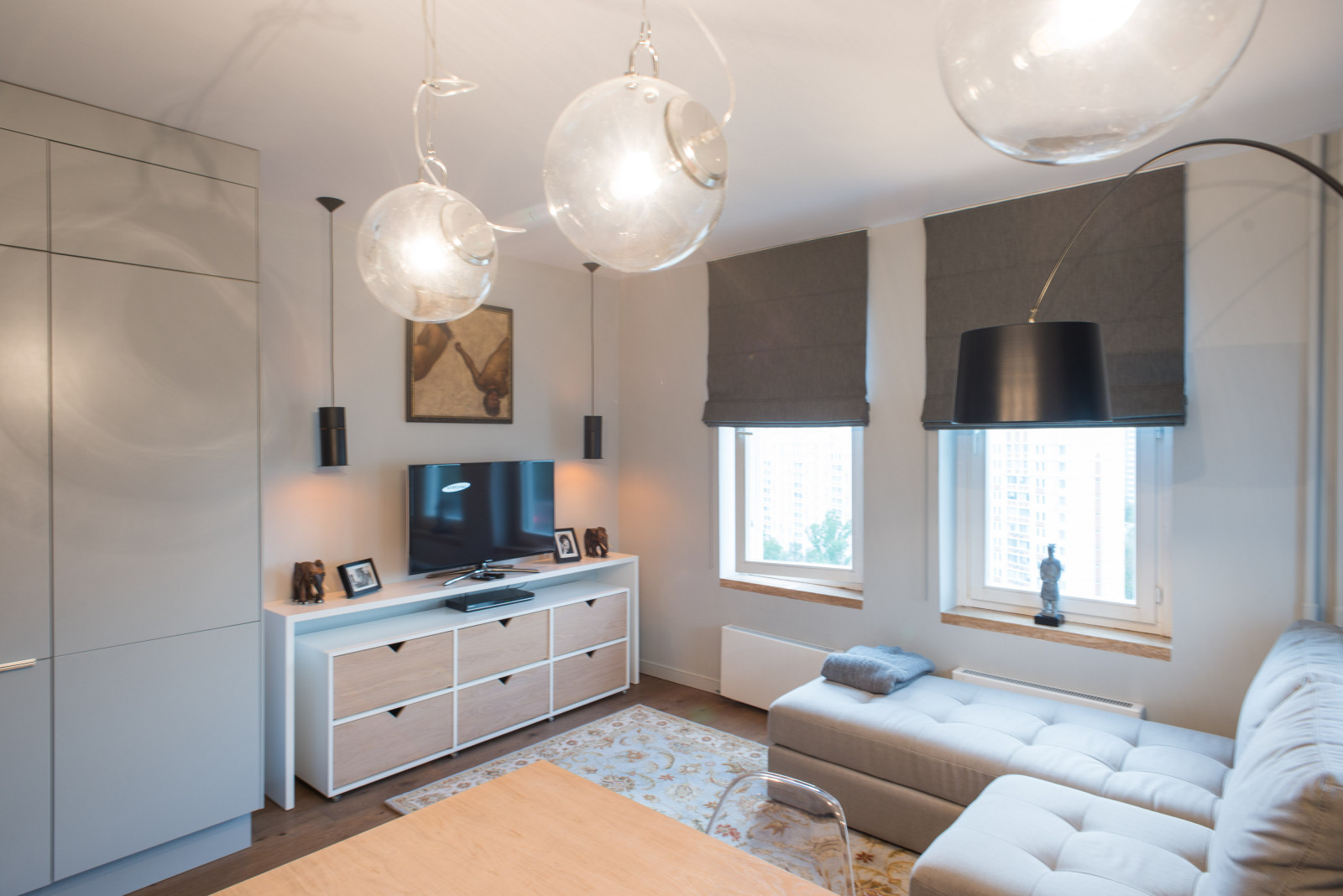 В гостях: Квартира в нейтральных тонах, отделанная деревом и туфом