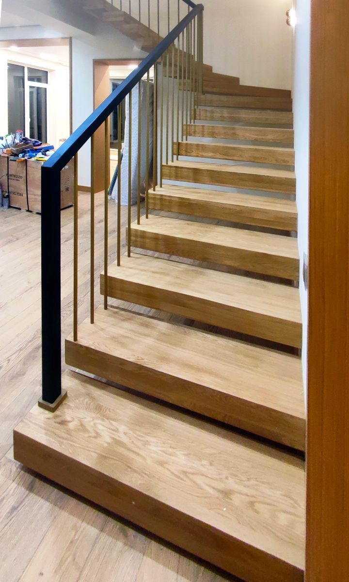 Дубовые ступени с лаком без тонировки