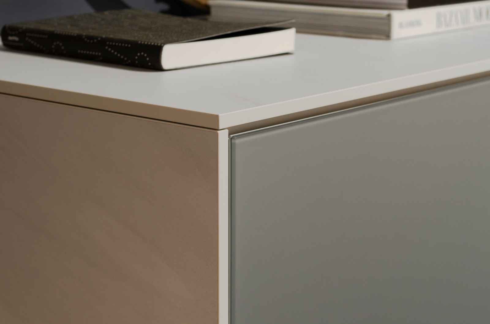 Серый комод raumplus с выставки IMM Cologne 2020