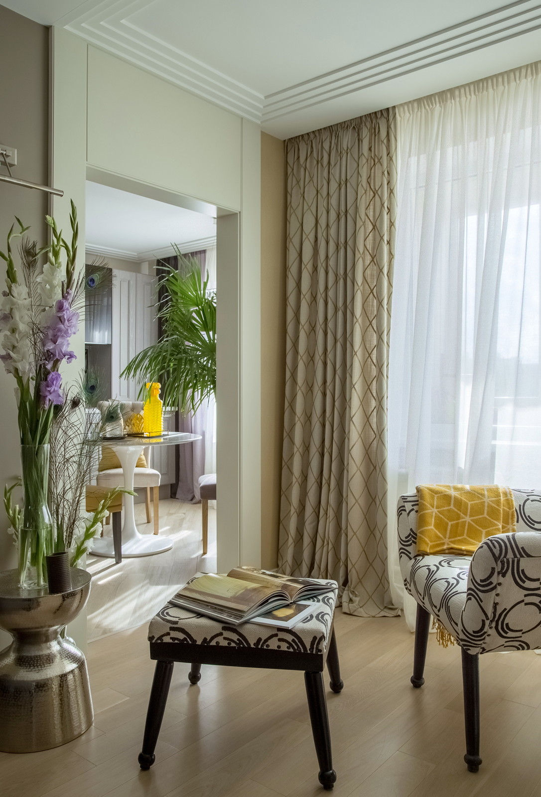 Яркая геомтерия в трехкомнатной квартире.