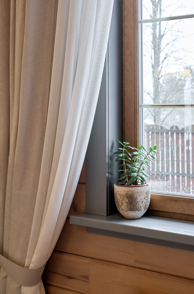 Серые двери в доме из бруса