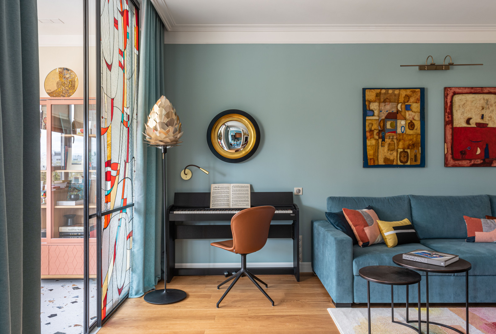 Houzz тур: Цветной интерьер в духе конструктивизма