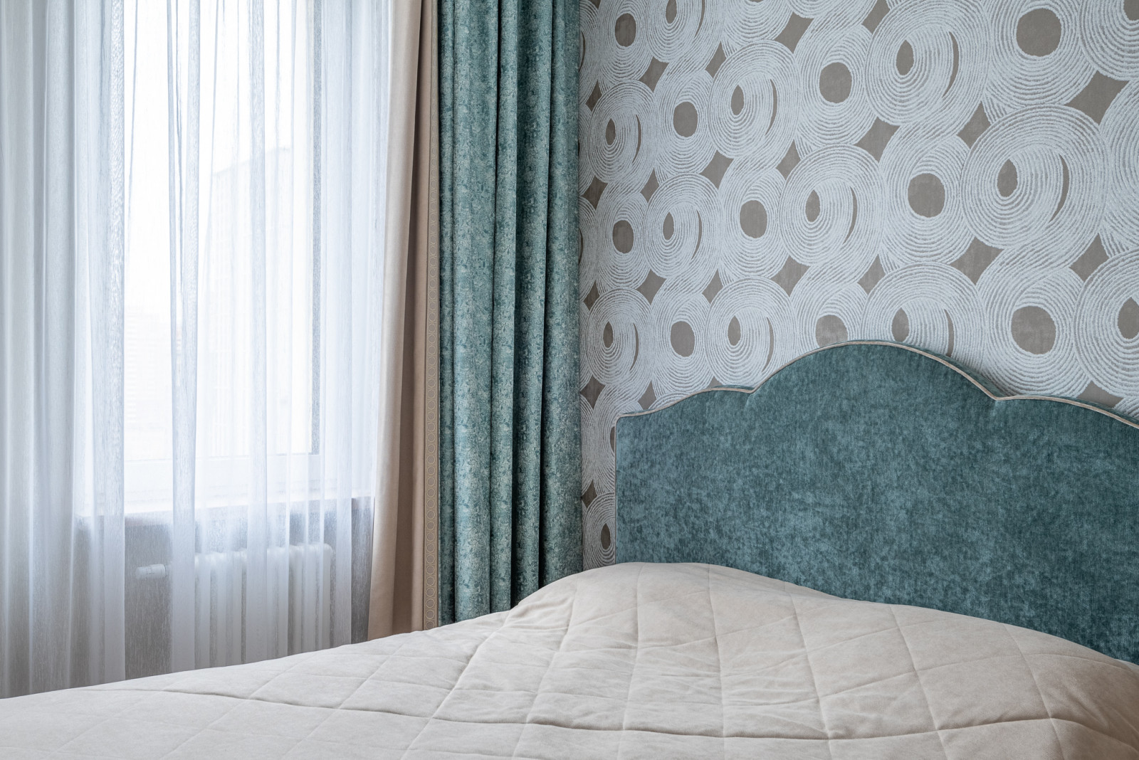 Стачные шторы на заказ в спальне