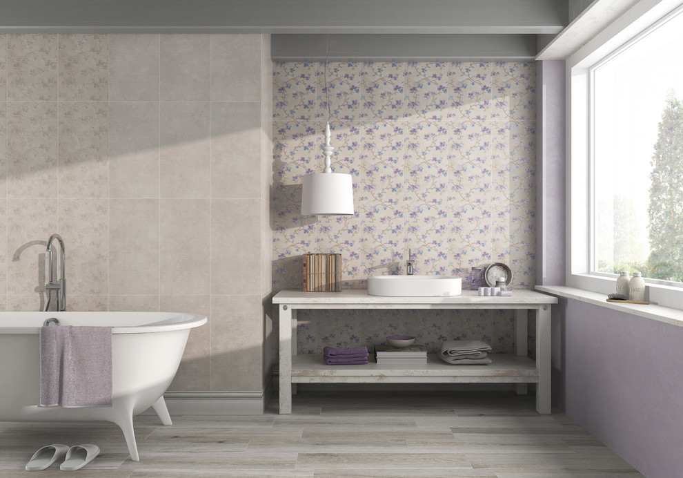 Керамические обои в стиле Прованс с деревянным полом.