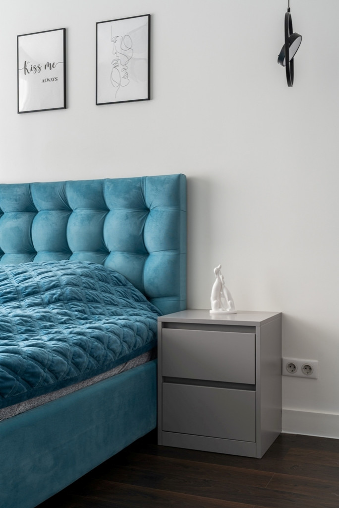 Городская квартира с продуманным дизайном и камином в ТВ тумбе