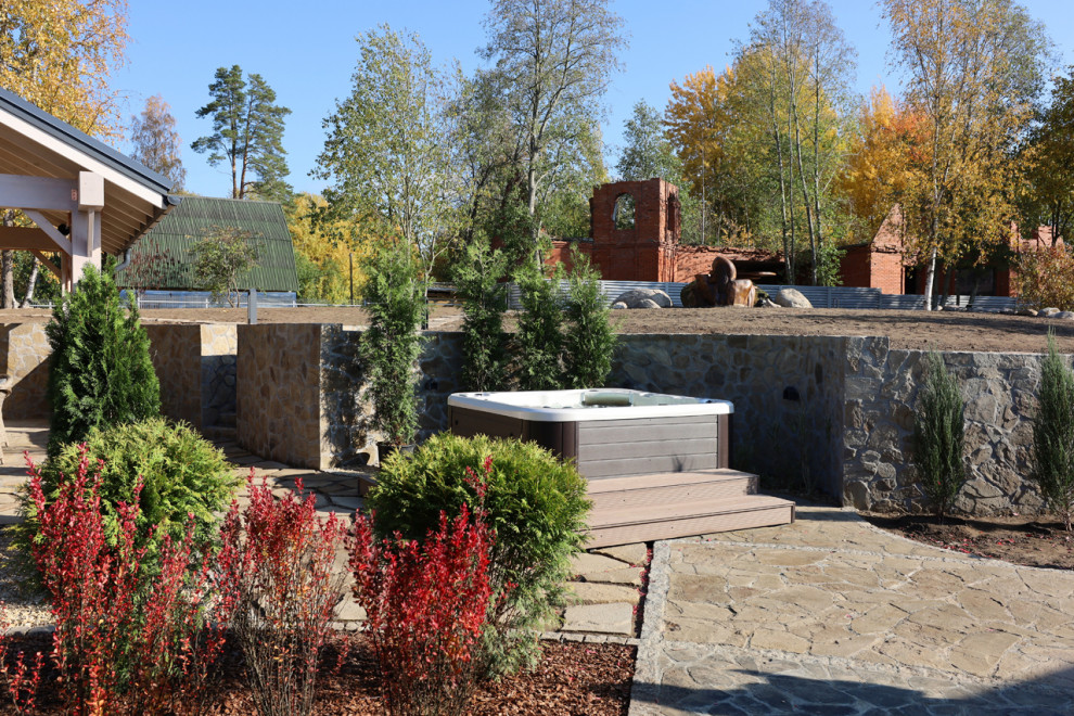 Сад для черной кошки и белого кота