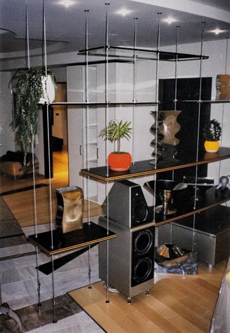 Супрематизм и ветка сакуры