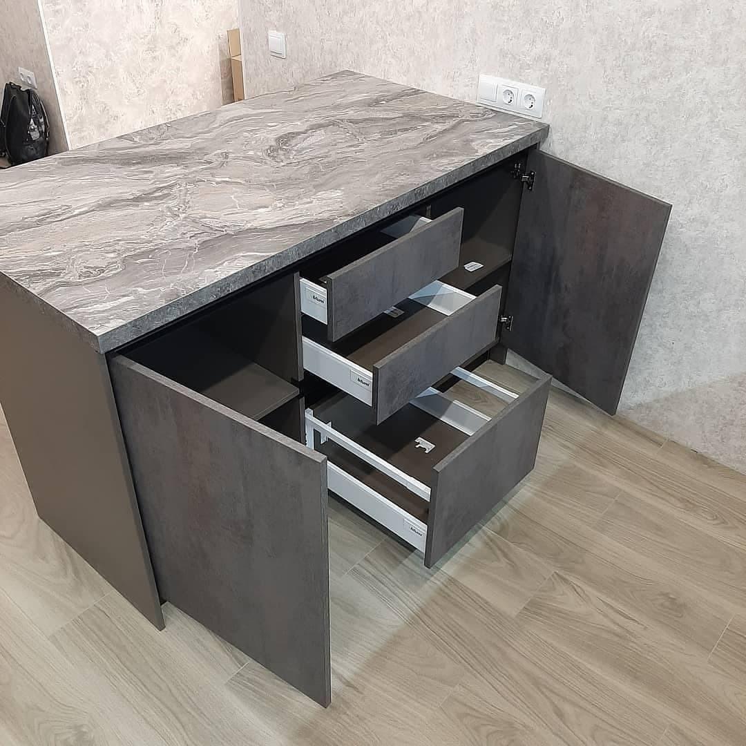 Темная П-образная кухня с полуостровом и фасадами под металл