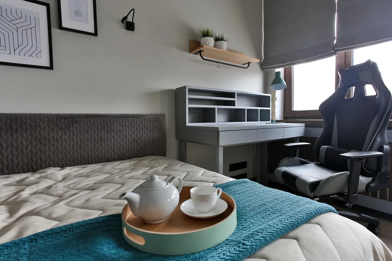 Стол, полка, подоконник, радиаторная решетка