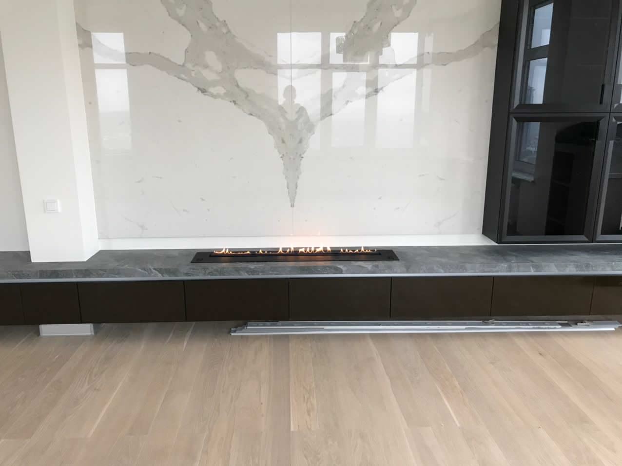 Встроенный биокамин на фоне мраморной стены