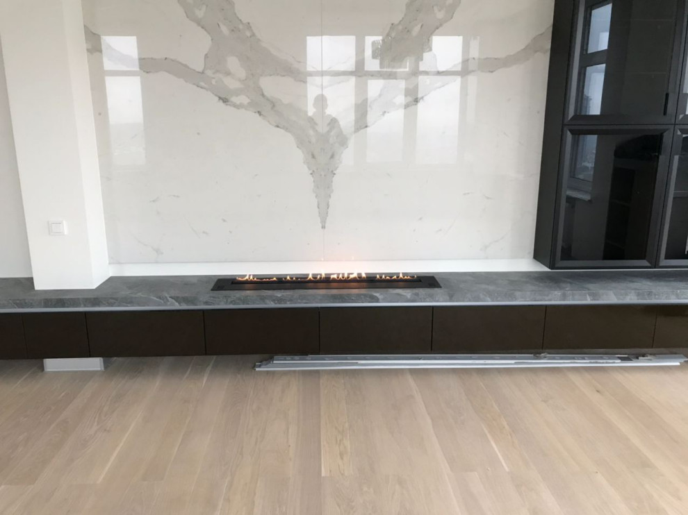 Встроенный биокамин на фоне мраморной стены