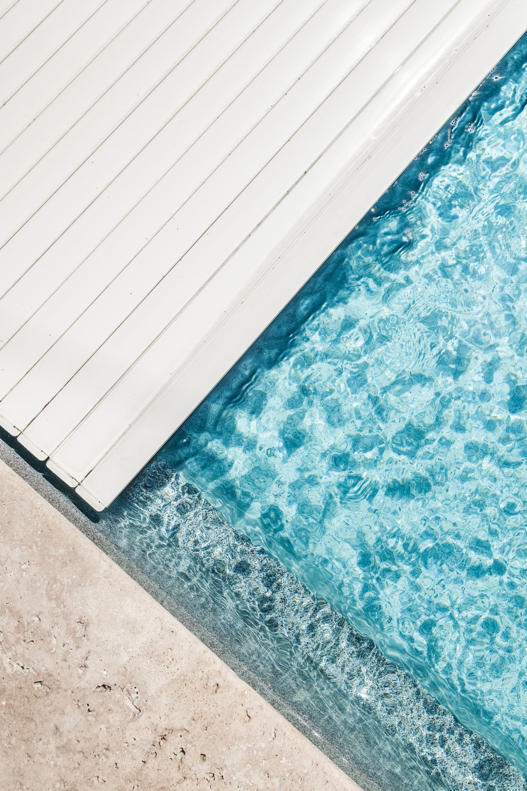 Роллетное покрытие для бассейна под декоративным деревянным коробом.