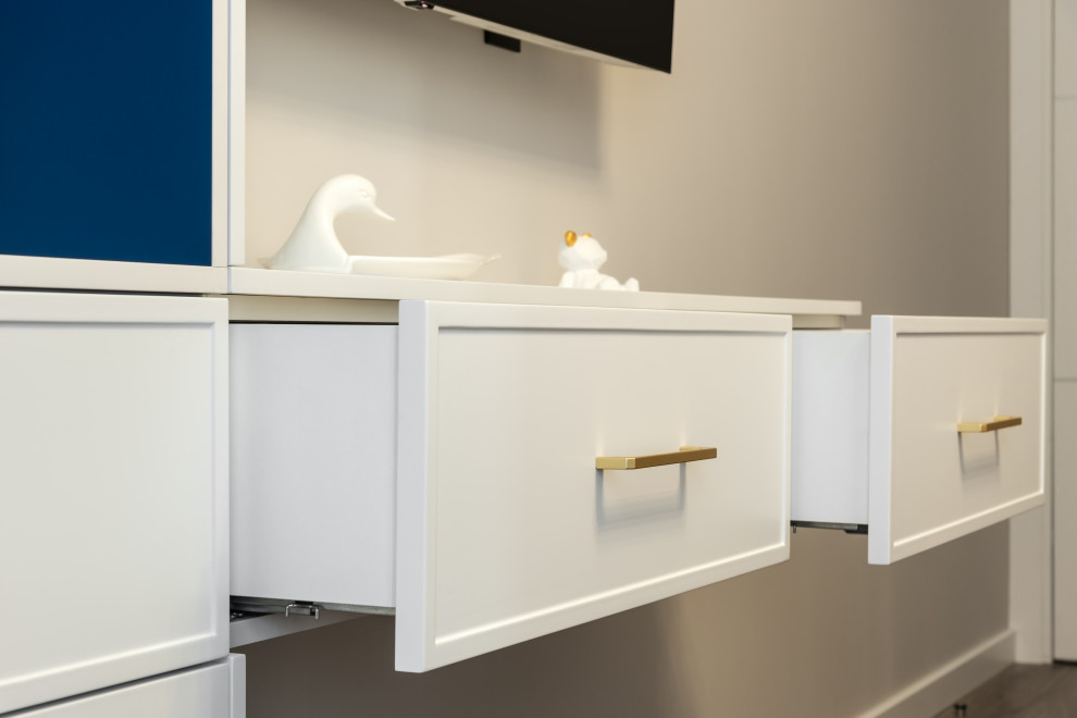 Стеллажи, открытые шкафы, полки с подветкой