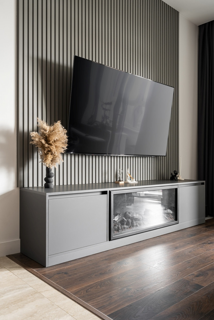 Городская квартира с продуманным дизайном и камином в ТВ тумбе