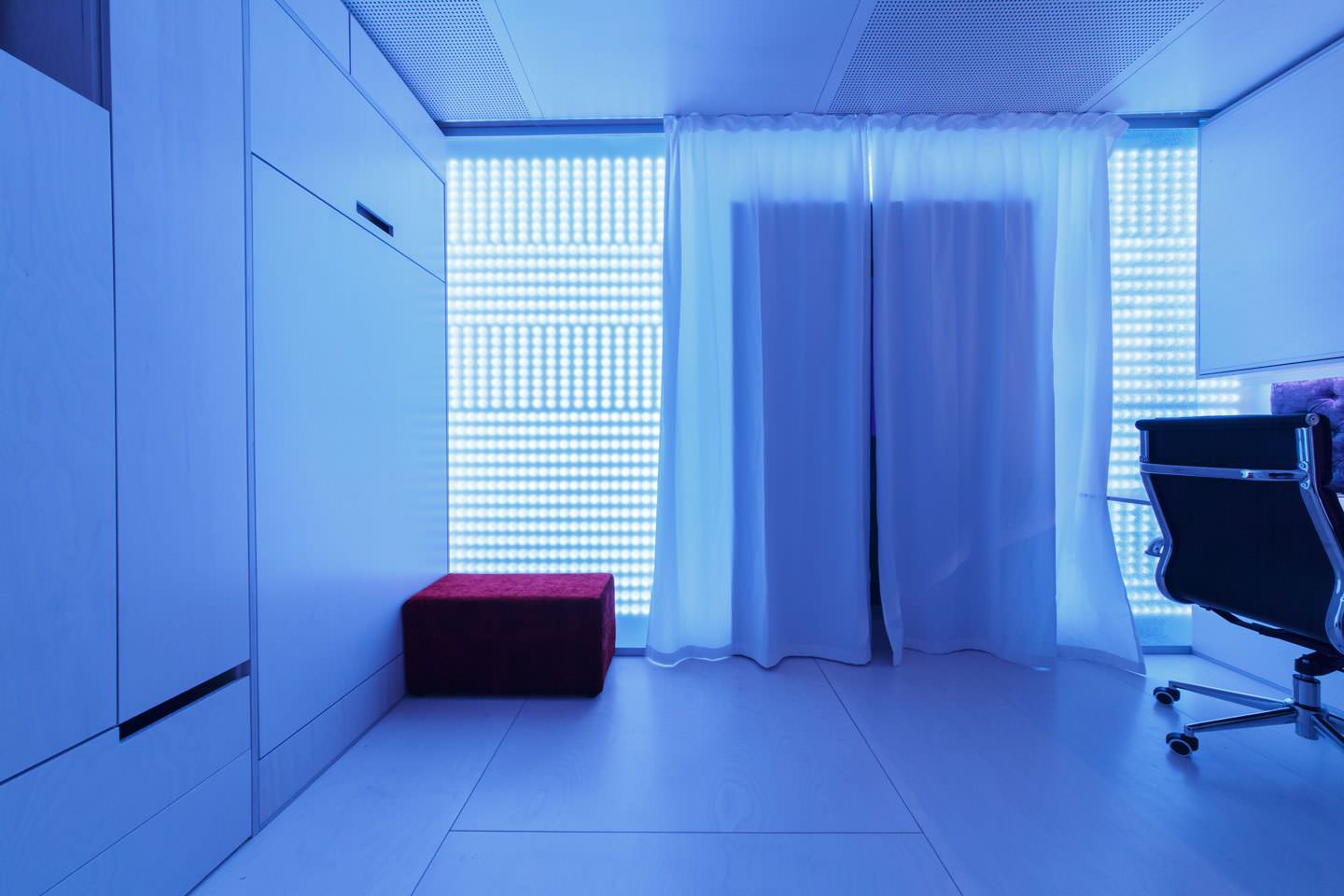 Детская недели: Комната-трансформер с фанерой, бархатом и светодиодами