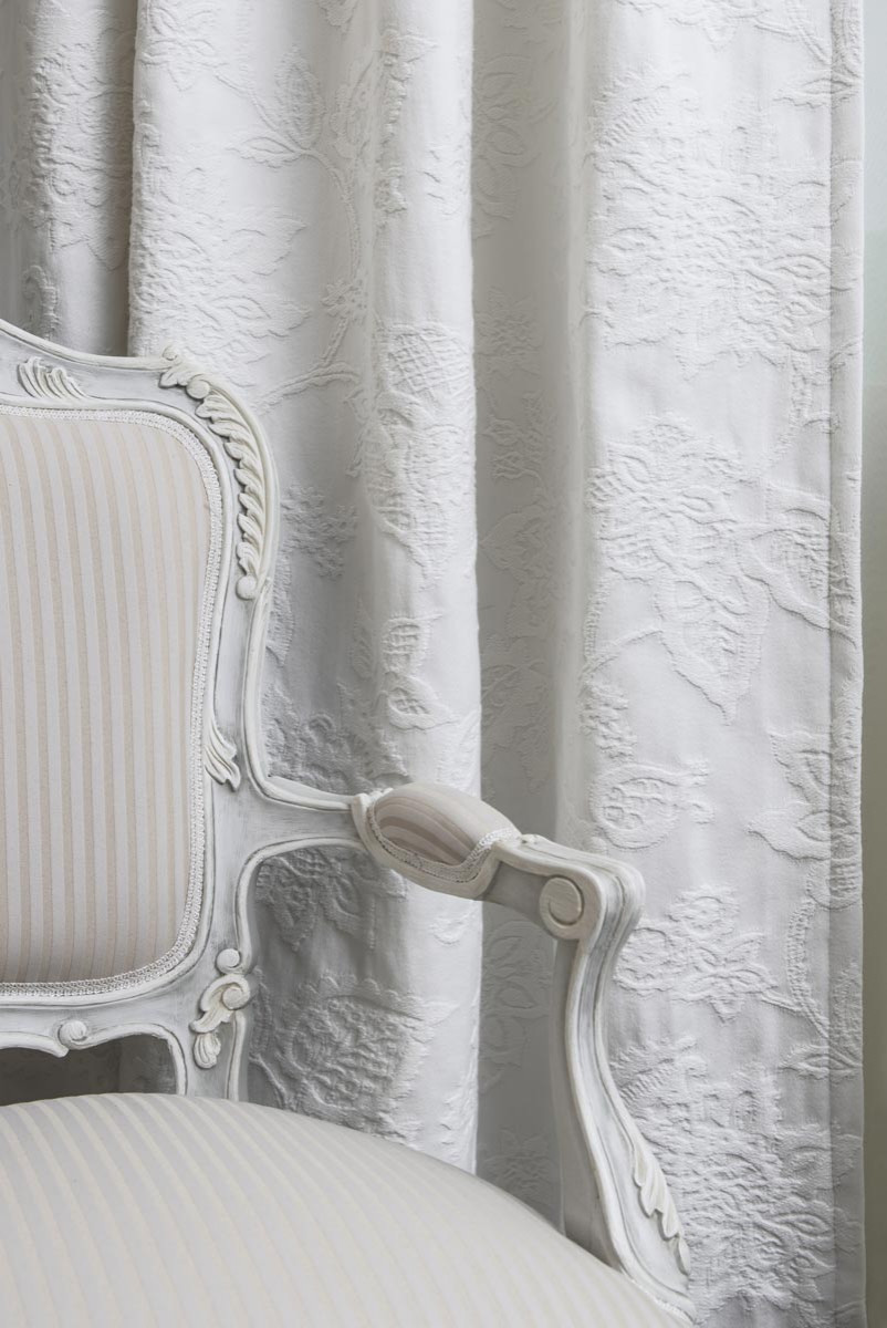 «Шкатулка из Оникса» декорирование квартиры: текстиль, обои, краски