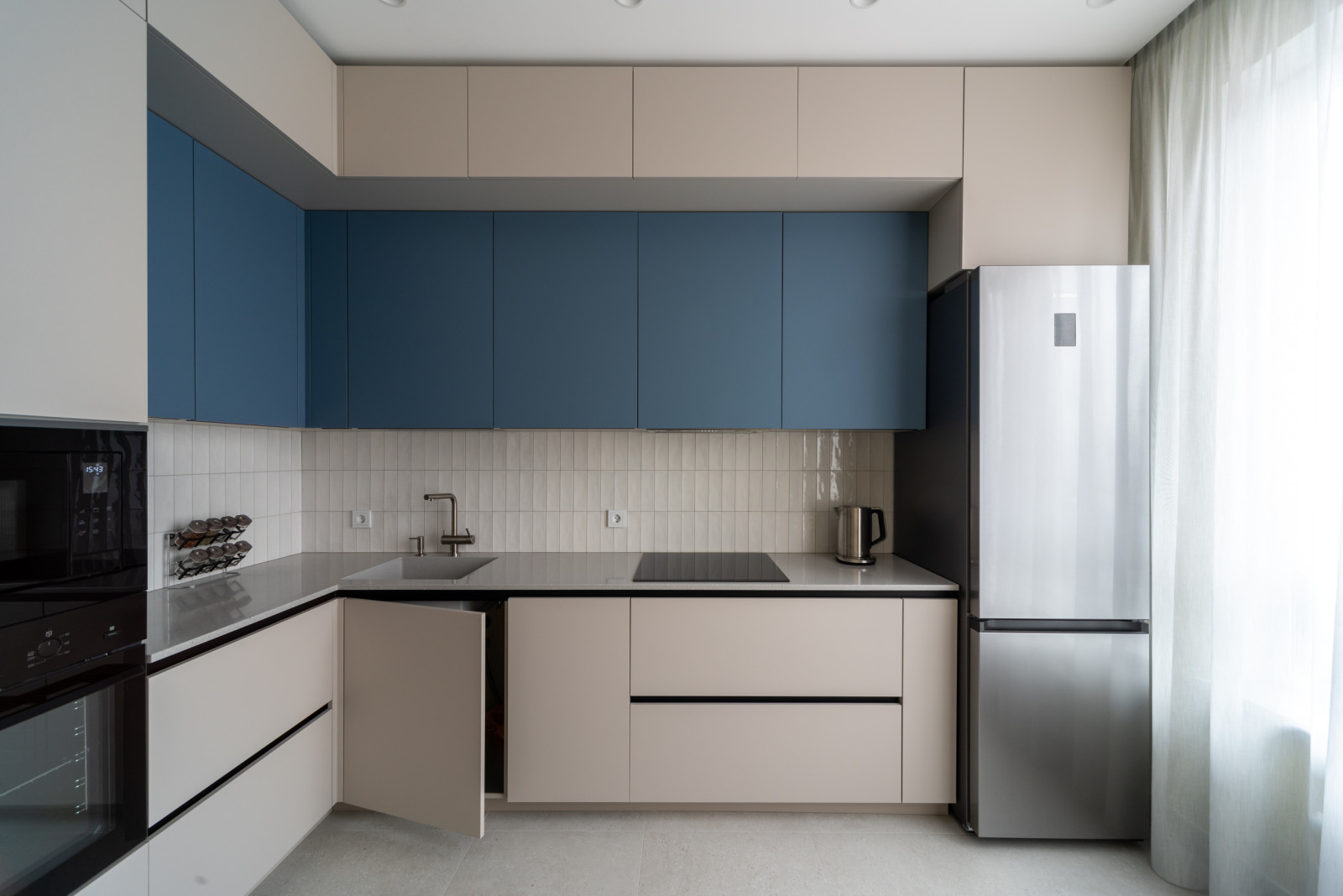 Двухуровневая угловая кухня