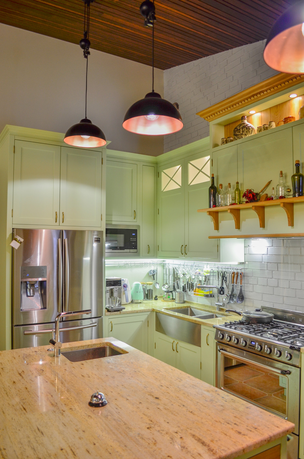 Нежно-зеленая кухня в американском стиле с островом