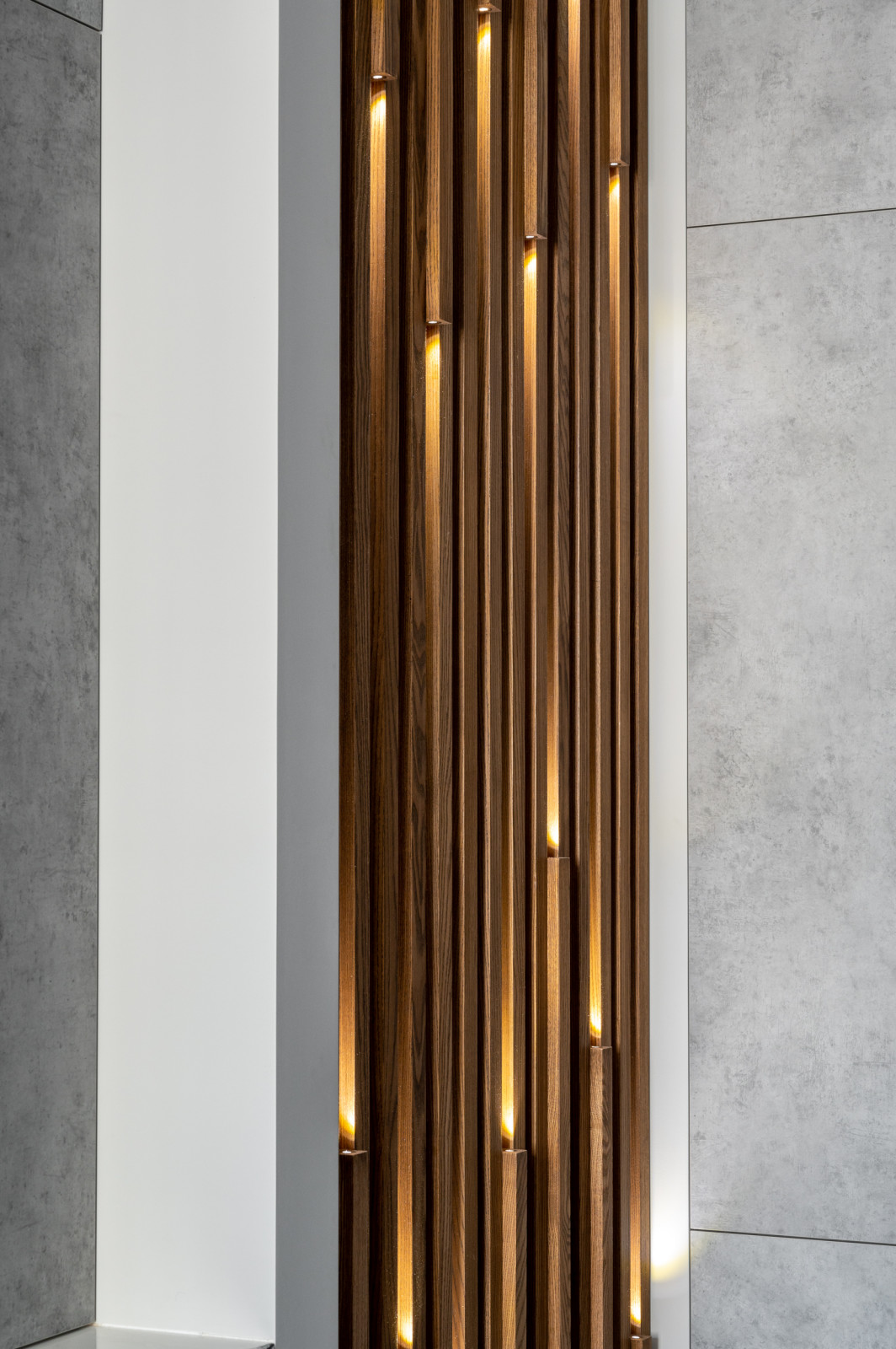 Стеновая панель с торцевой подсветкой из массива Ясеня