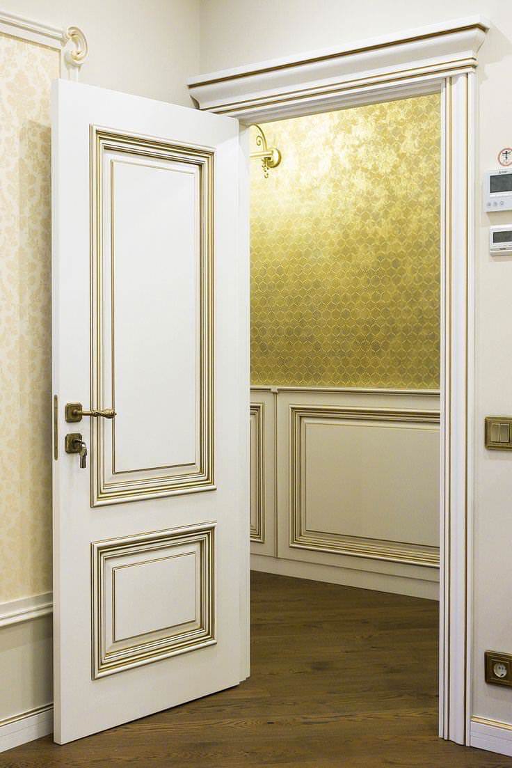 классические двери и стеновые панели в едином стиле.