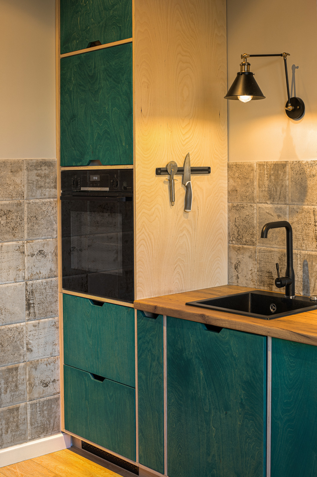 Кухня из фанеры с открытыми торцами ящиков.