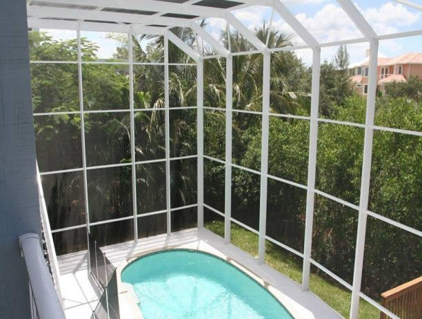 Вольер с навесом из поикарбоната для бассейна и патио