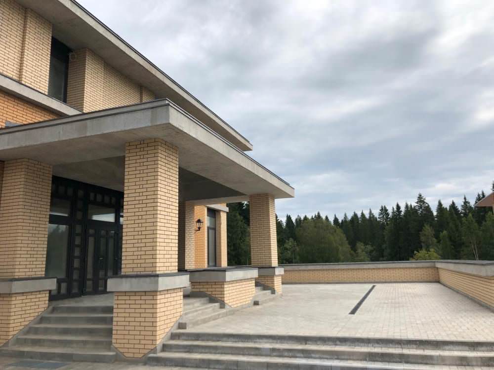 Частный дворцовый комплекс в поселке Агалатово