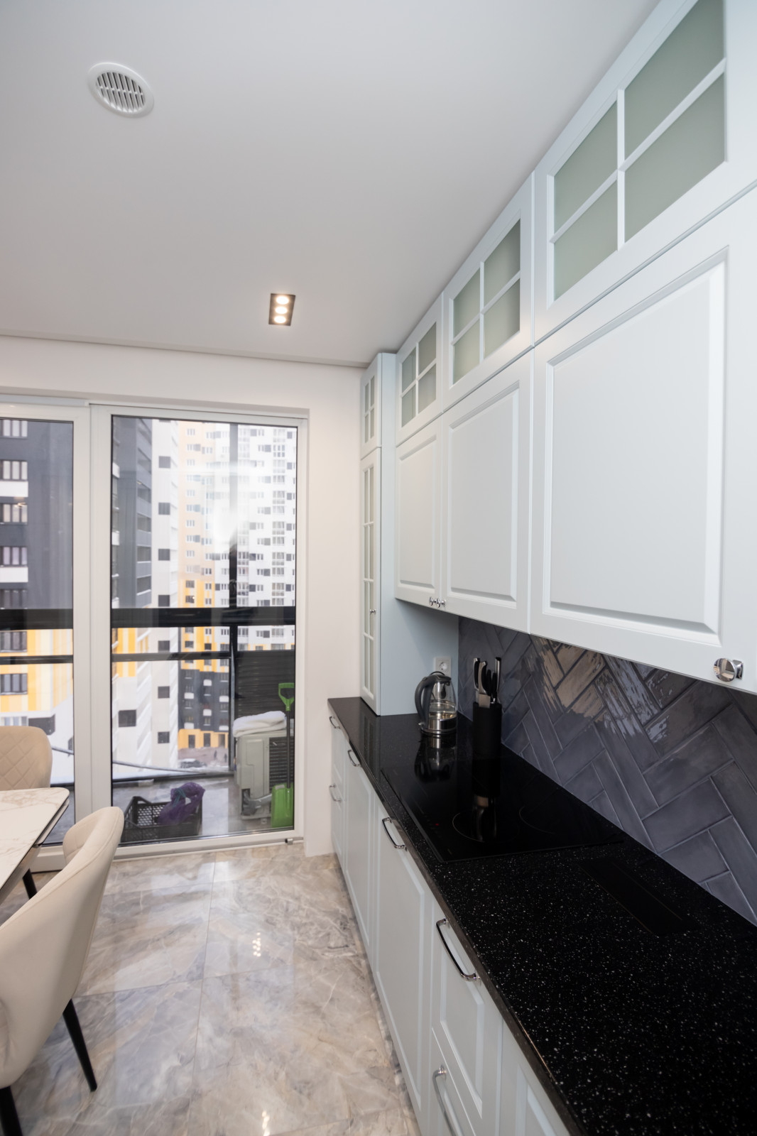 Кухня в серо-голубом цвете с барной стойкой