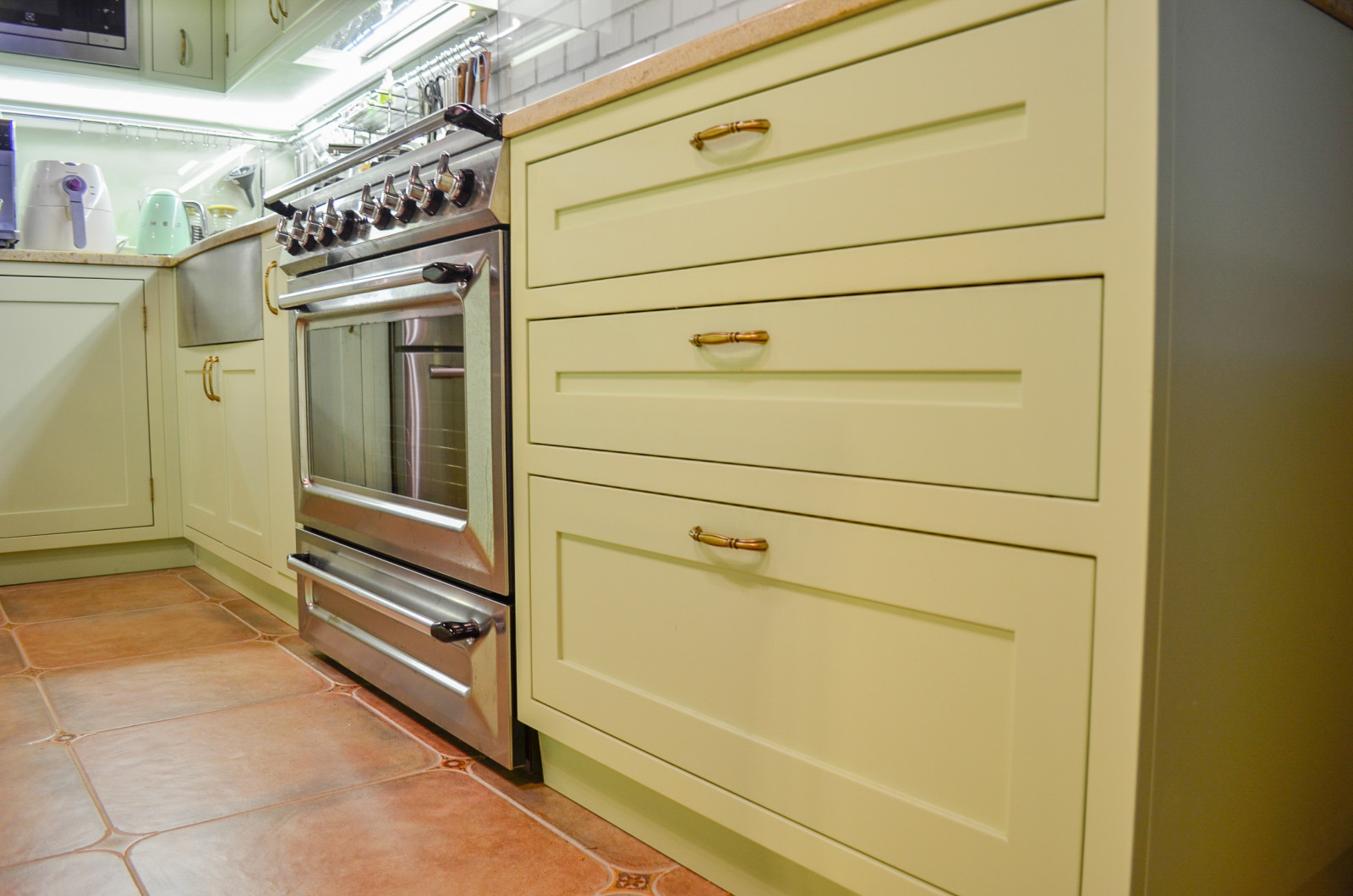 Нежно-зеленая кухня в американском стиле с островом