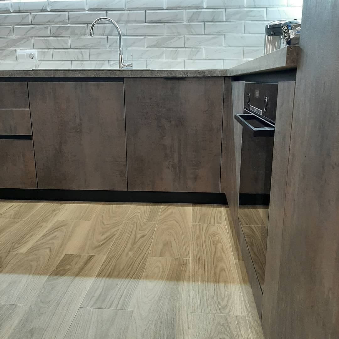 Темная П-образная кухня с полуостровом и фасадами под металл