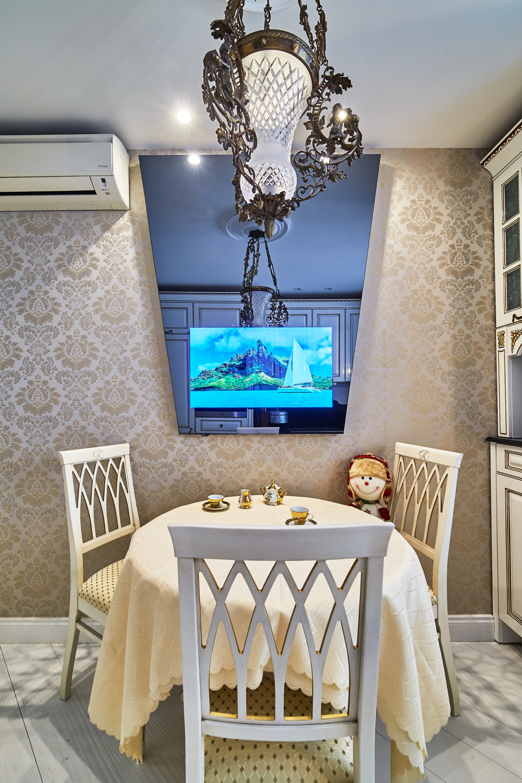 Дизайнерский встроенный телевизор на кухню