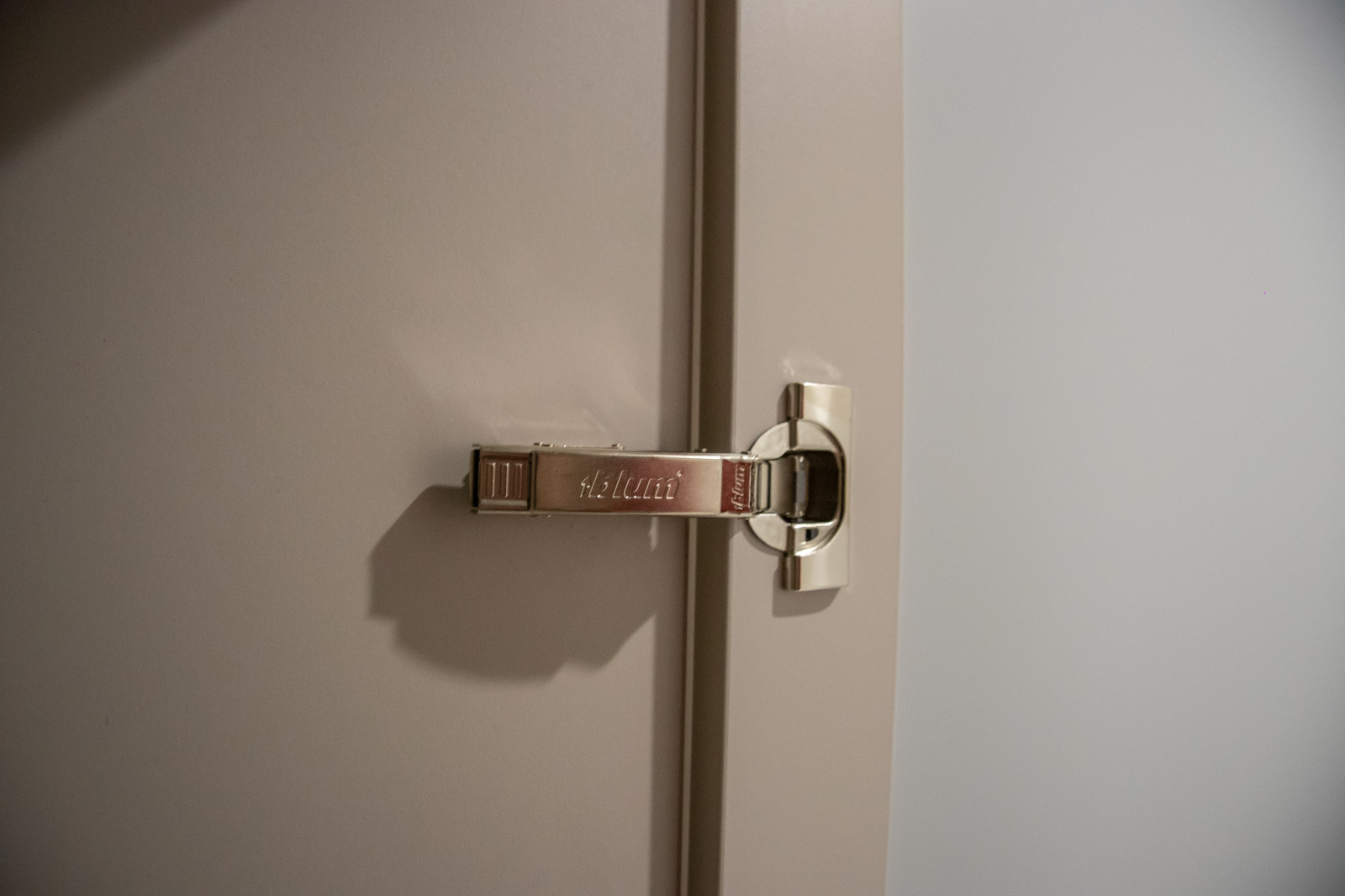 Шкафы (распашные) в прихожую в ниши