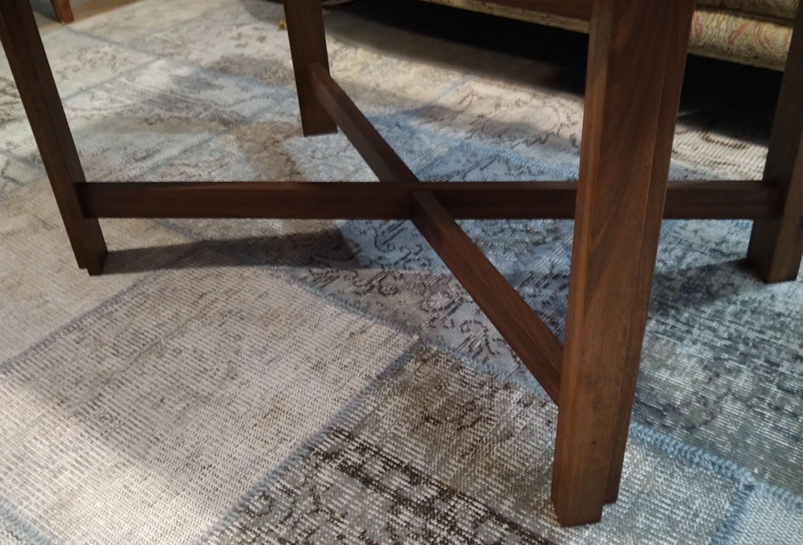 Журнальный столик с восточным артефактом