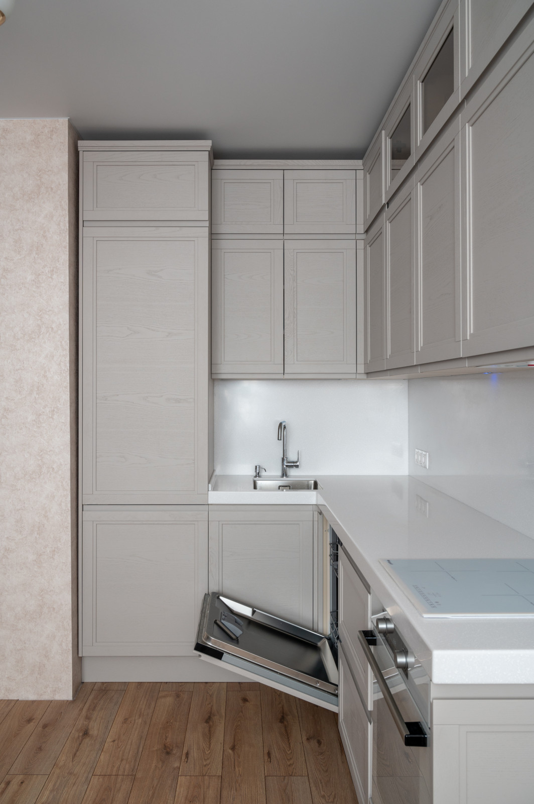 Кухня из массива с интегрированной ручкой