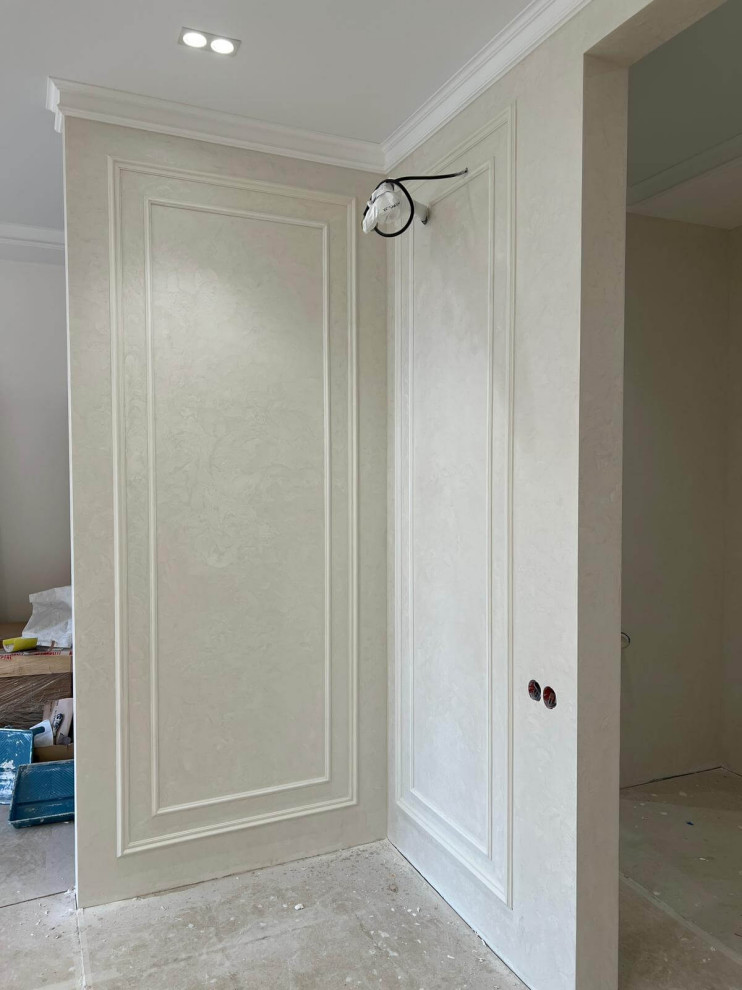 Отделка квартиры фактурной штукатуркой с декоративными рамками