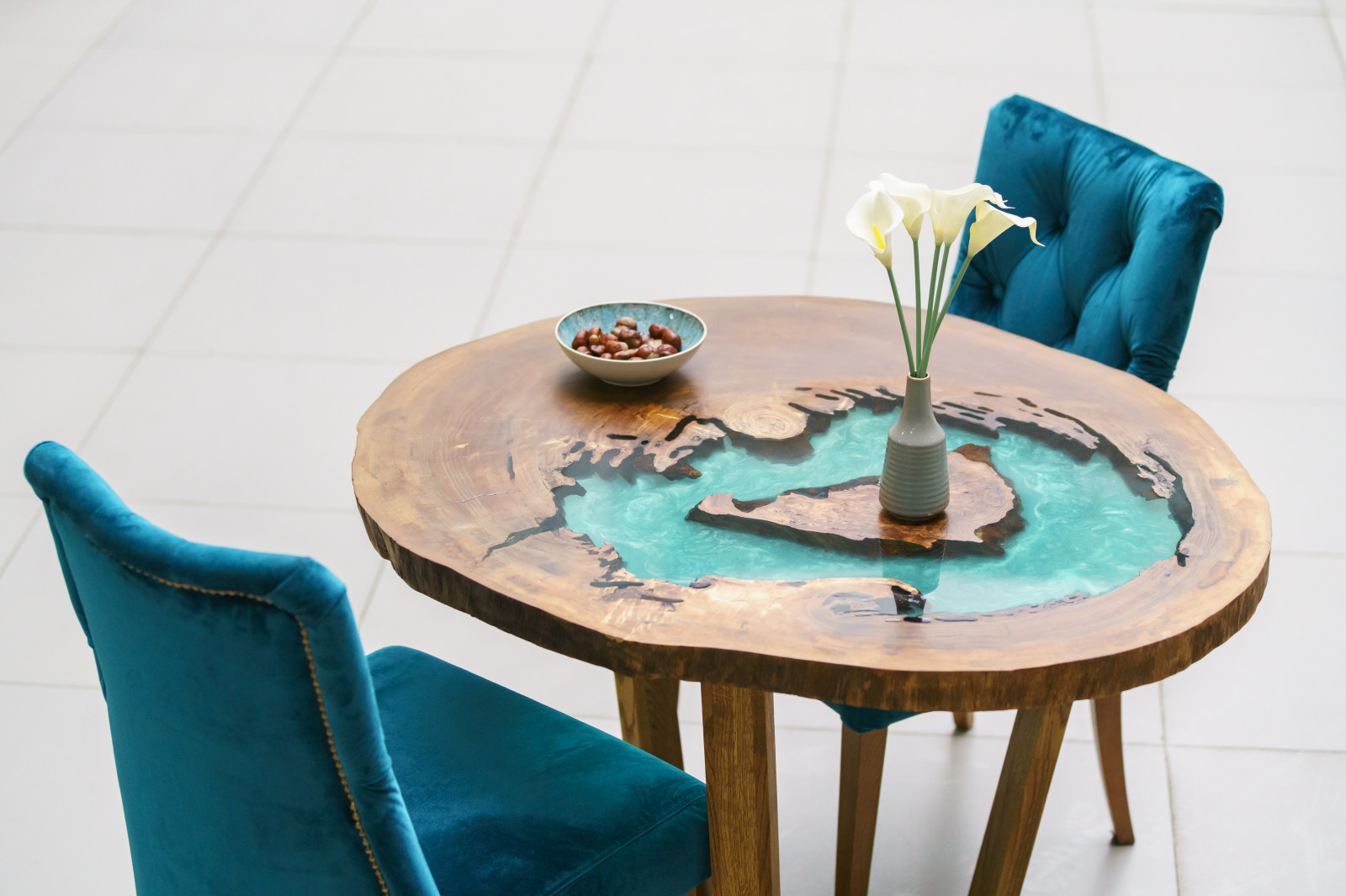 Стол из спила тополя с заливкой тиффани