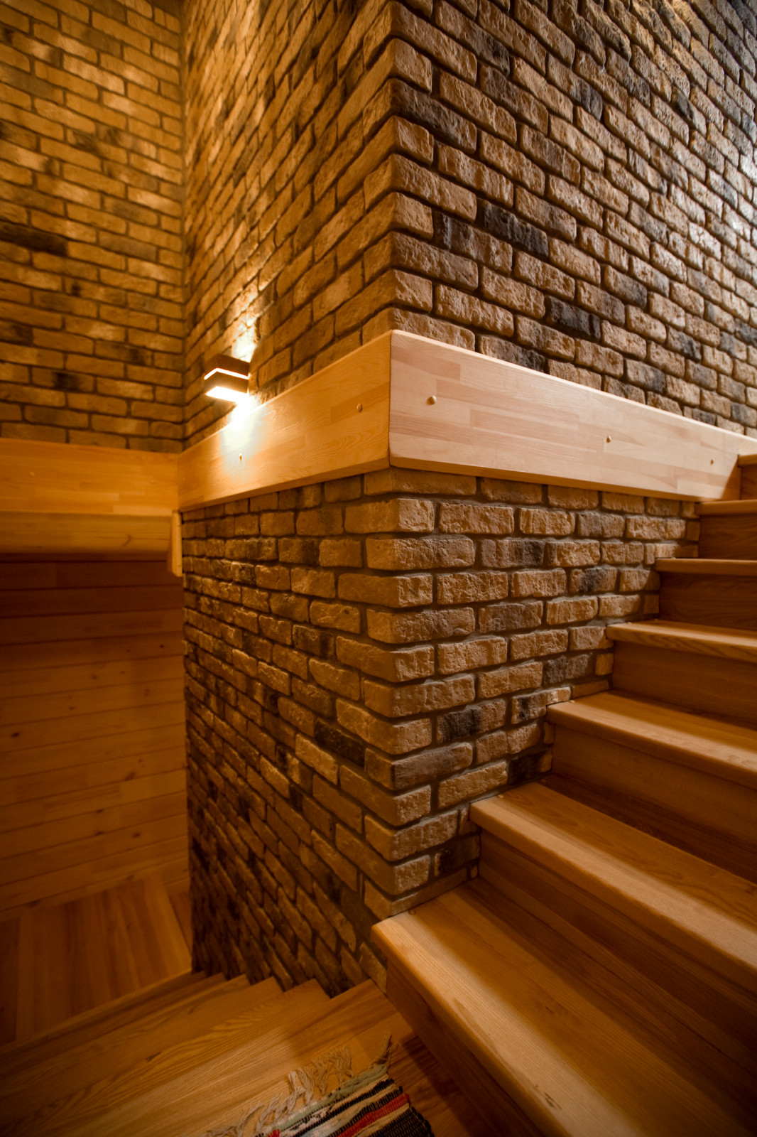 Обложка проекта: Лестница в доме из клееного бруса