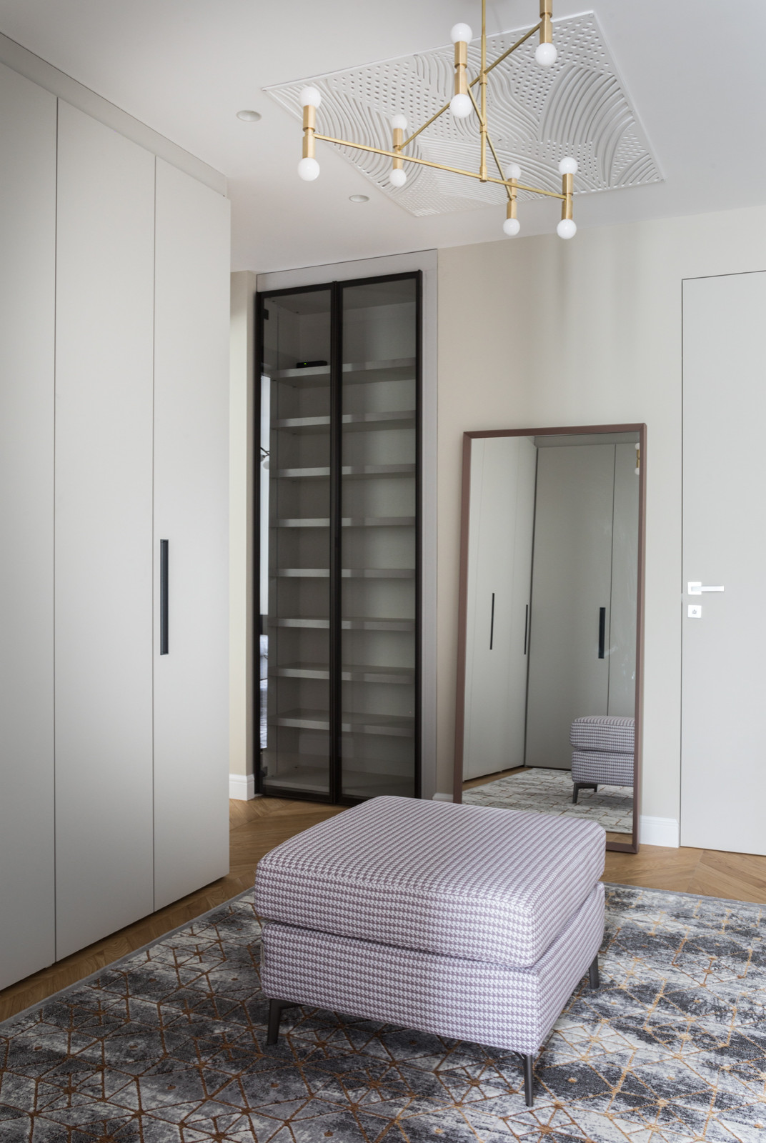 Яркая квартира с элементами из латуни