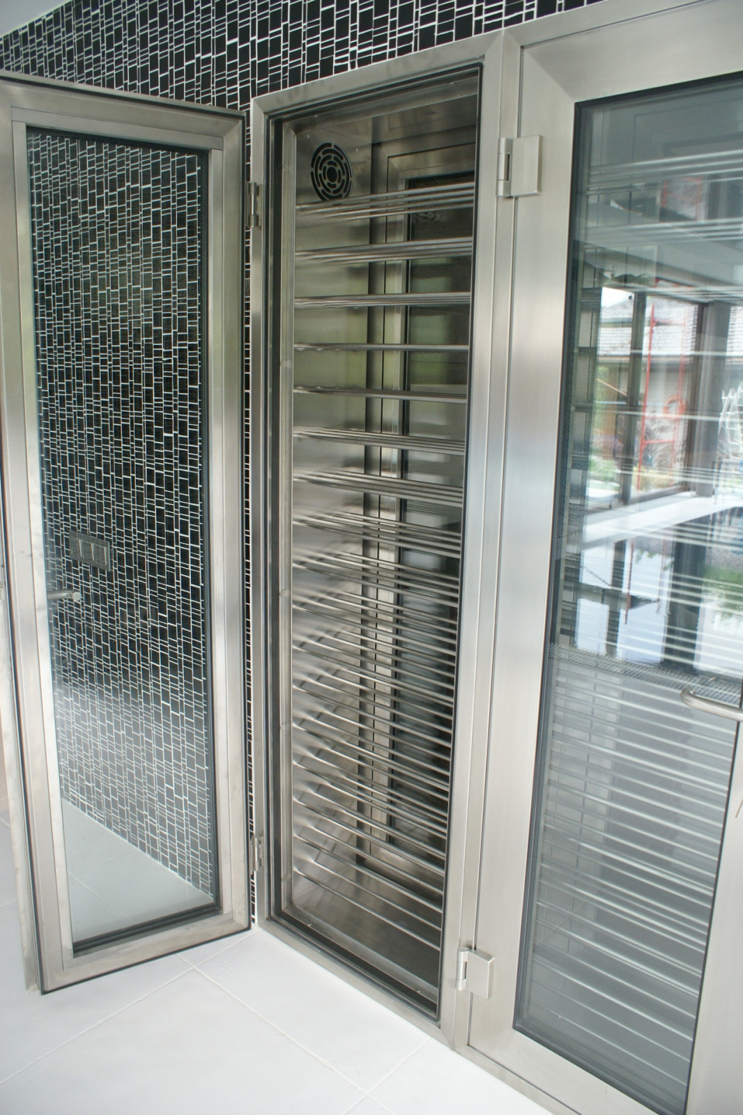 Винный шкаф из нержавеющей стали / Stainless Steel Wine Cellar.