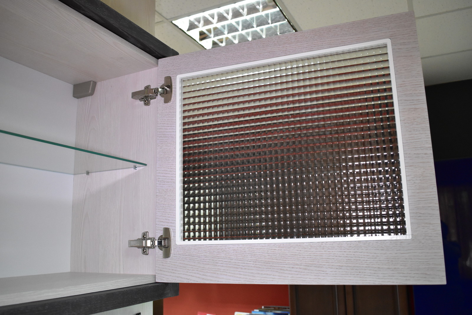 Кухня Пиано с интегрированной ручкой в фасад. Материал шпонированный МДФ