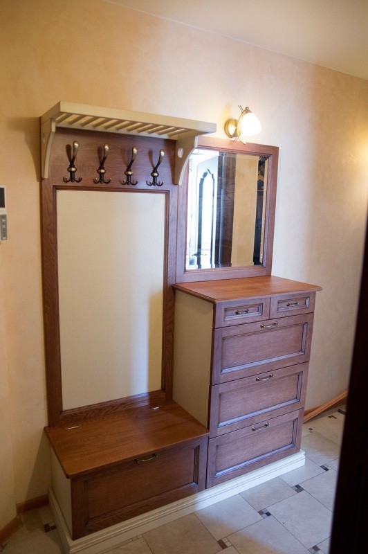 Классическая прихожая из массива дуба