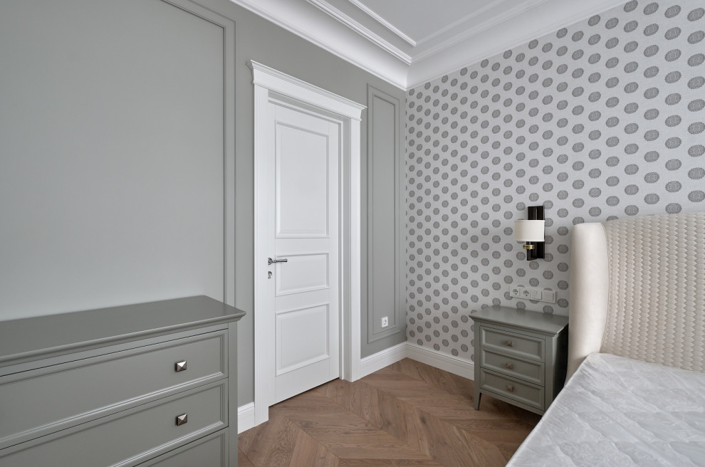 Белый Леон в светлом интерьере