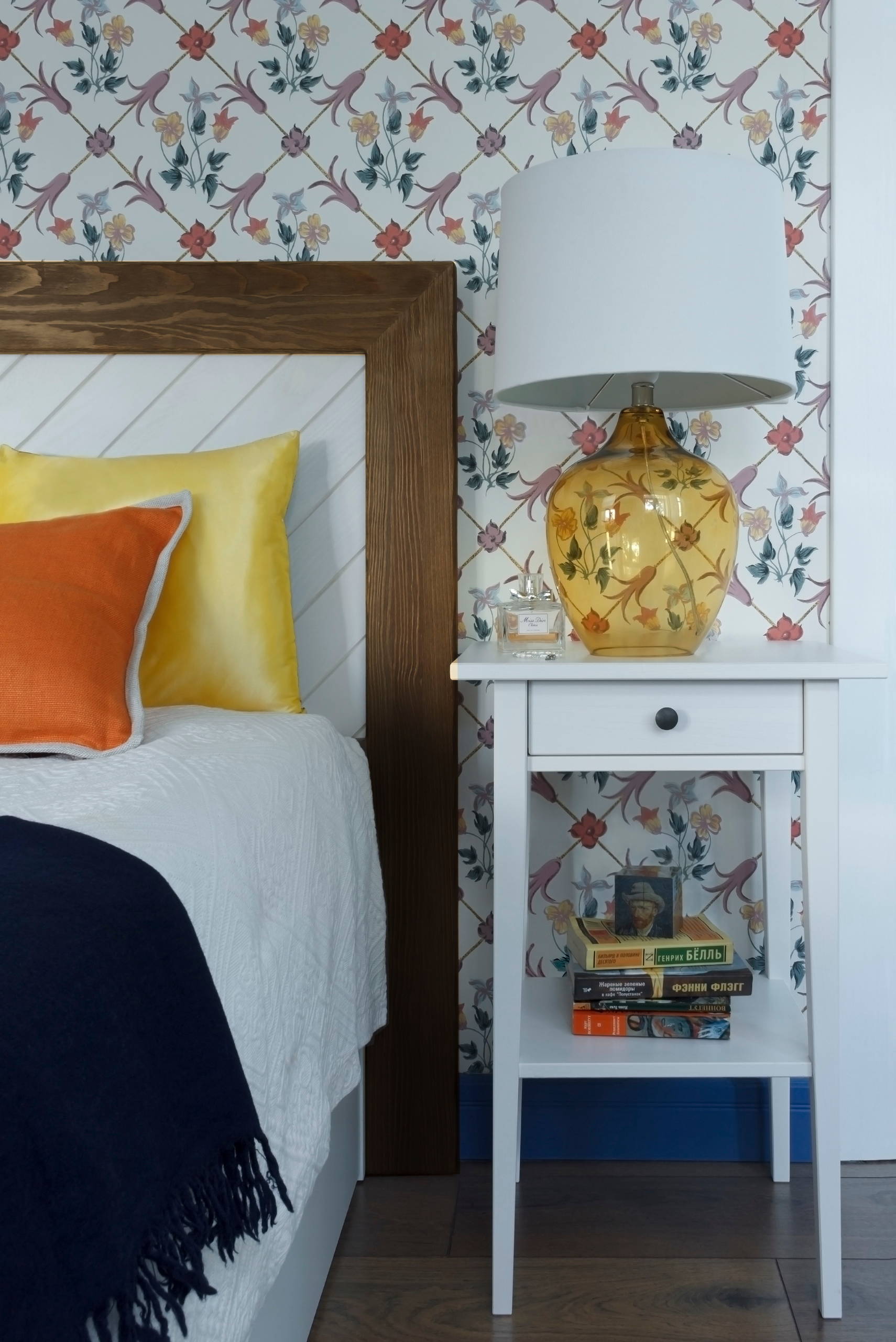 Houzz тур: Микки Маус и синие карнизы в «двушке» для пары